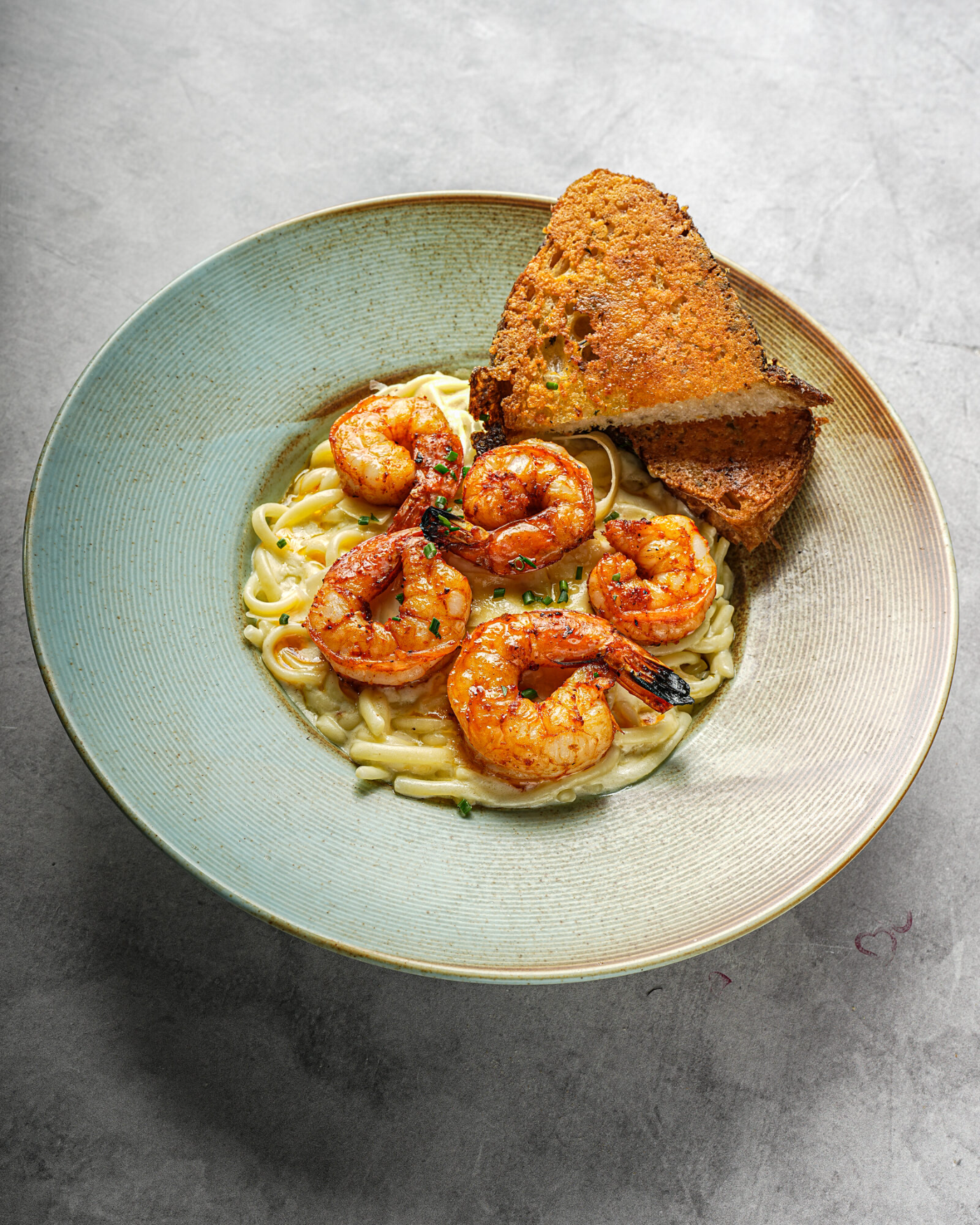 Shrimp mac & cheese with toasted garlic bread